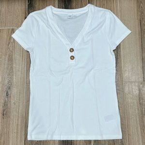 Pretty V-neck Gap T-Shirt